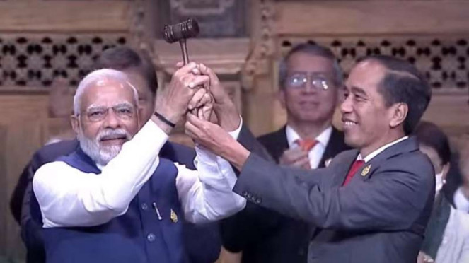 Presiden Jokowi serahkan palu Presidensi G20 ke PM India Narendra Modi.