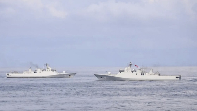 VIVA Militer: 2 kapal perang TNI AL Sailing Pass di Perairan Bali