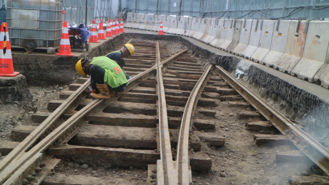 Penemuan rel trem zaman Belanda di proyek MRT Jakarta fase 2 CP-202 Harmoni
