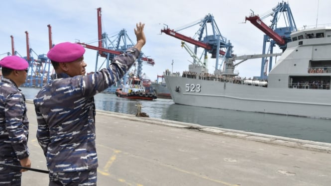 VIVA Militer: Danlantamal III Brigjen TNI (Mar) Umar Farouq lepas KRI Teluk Palu