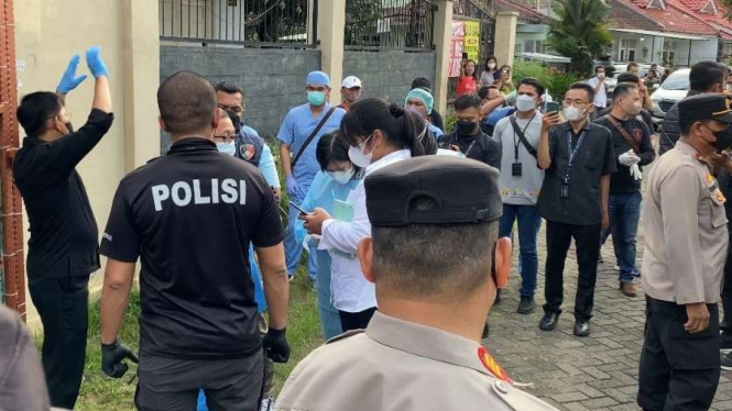 Polisi olah TKP di rumah satu keluarga tewas di Kalideres, Jakarta Barat.