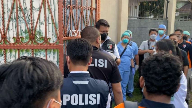 Polisi olah TKP di rumah satu keluarga tewas di Kalideres, Jakarta Barat.