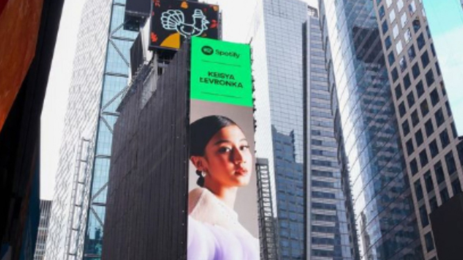 Potret Keisya Levronka di Times Square, New York