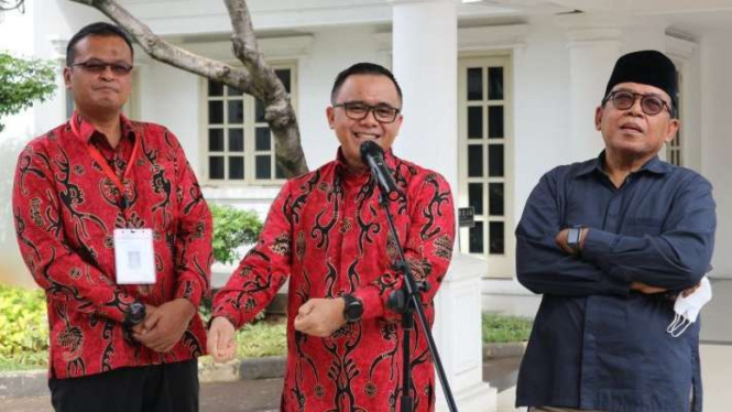 Kepala Lembaga Administrasi Negara Dr. Adi Suyanto, Menteri Pendayagunaan Aparatur Negara dan Reformasi Birokrasi Azwar Anas, dan Juru Bicara Wapres Masduki Baidlowi di Istana Wakil Presiden RI, Jakarta, Rabu, 16 November 2022.