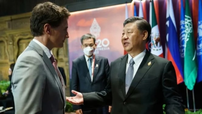 Presiden China, Xi Jinping, berbicara dengan Perdana Menteri Kanada, Justin Trudeau, di sela-sela KTT G20 di Indonesia. 