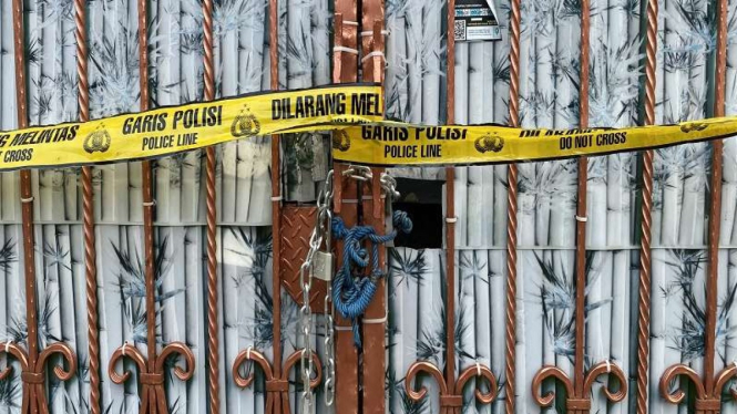 Garis polisi terpasang di rumah keluarga yang tewas di Kalideres, Jakarta Barat.