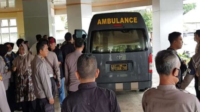 Jenazah Wadireskrimum Polda Sumbar AKBP Muchtar Siregar dibawa ke rumah duka