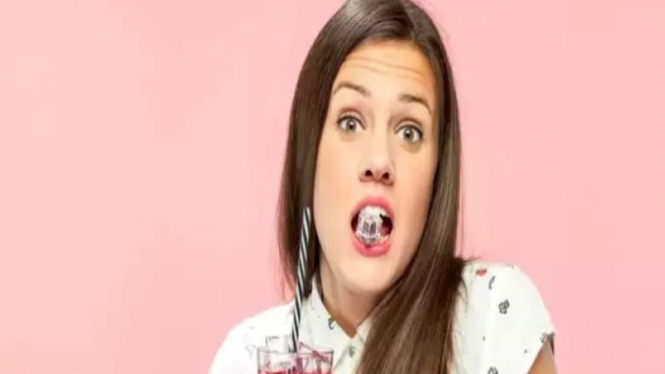 Ilustrasi perempuan memakan es batu