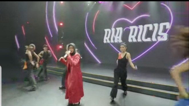 Momen Ria Ricis Menyanyi Saat Ajang YouTube Fanfest di Singapura