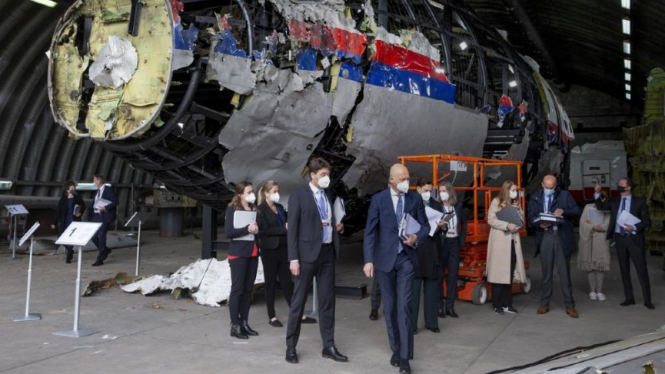Pengacara dan hakim pengadilan Belanda mengunjungi bangkai pesawat Malaysia Airlines MH17.
