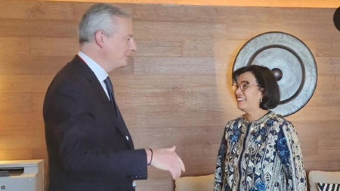 Menteri Keuangan Sri Mulyani bersama Menteri Ekonomi dan Keuangan Prancis Bruno Le Maire.