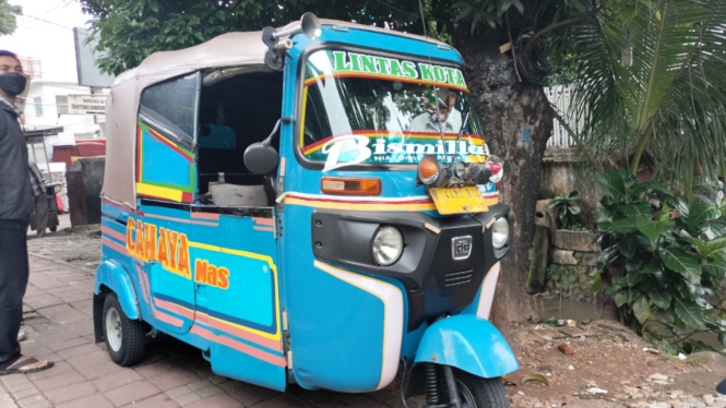 Angkutan umum bajaj di wilayah Jakarta Selatan
