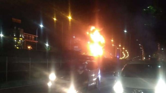 Mobil tangki BBM terbakar di Jalan Tol Ring Road, Cengkareng, Jakarta Barat.