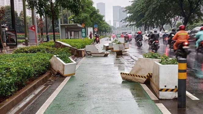 Pembatas jalur sepeda ditabrak mobil di kawasan Sudirman, Jakarta Pusat
