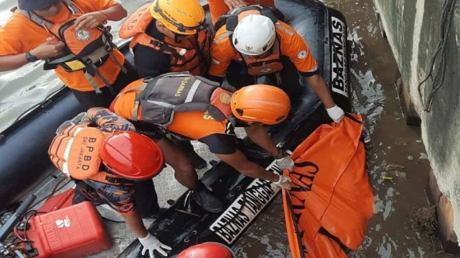 Korban tenggelam dievakuasi tim SAR di Banjir Kanal Barat