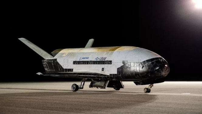 X-37B setelah mendarat di Kennedy Space Center NASA. 