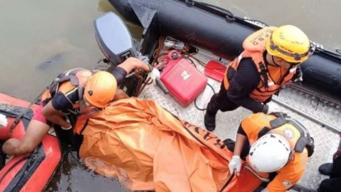 Evakuasi Petugas Kebersihan yang Tercebur ke Sungai