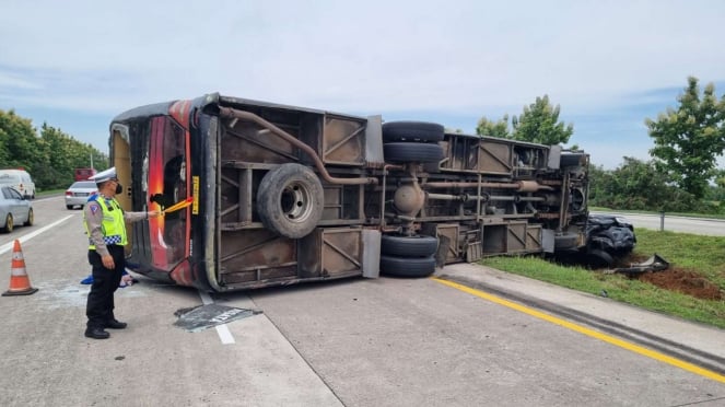 Bus dan sebuah mobil alami kecelakaan di ruas tol Cipali, Palimanan, Cirebon 