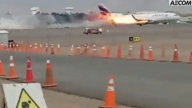 Pesawat Latam Airlines tabrakan dengan mobil pemadam kebakaran di Peru