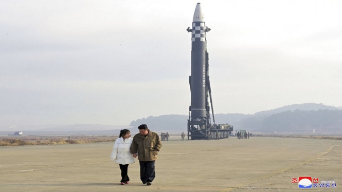 Pemimpin Korut Kim Jong Un mengajak putrinya memantau uji rudal balistik  