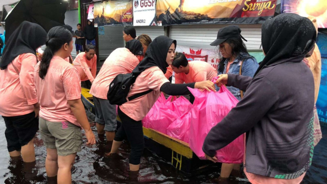 Relawan Ganjar di Palangkaraya Kalteng Membagi Bantuan ke Korban Banjir