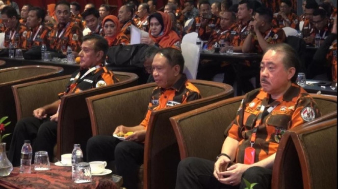 Ketua Umum Majelis Pimpinan Nasional (MPN) PP Japto Soerjosoemarno (kiri)