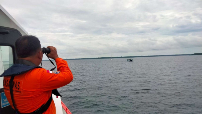 Tim SAR mencari kapal Sailing Vessel Dulce berbendera Belanda.