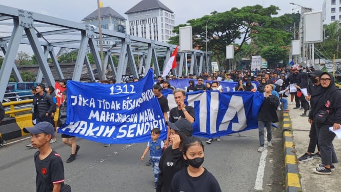 Aremania lakukan demonstrasi di wilayah Malang