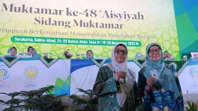 Ketua Umum Pimpinan Pusat Aisyiyah periode 2022-2027 Salmah Orbayinah (kanan)