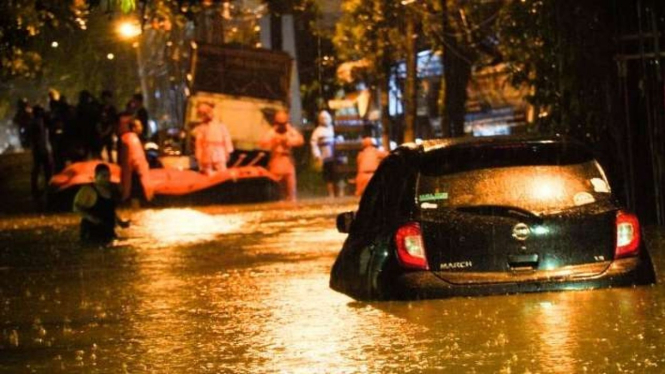 Satu unit mobil terjebak banjir di Medan, Jumat (18/11/2022).