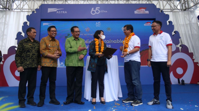 Dirjen Kemenkes Maria Endang Sumiwi, beserta pejabat daerah Bali dan Direksi Astra usai proses penandatanganan perjanjian kerjasama (MoU) antara Astra dengan Kemenkes pada Festival Kesehatan Astra 2022 di KBA Tegehsari, Bali (9/11/2022).