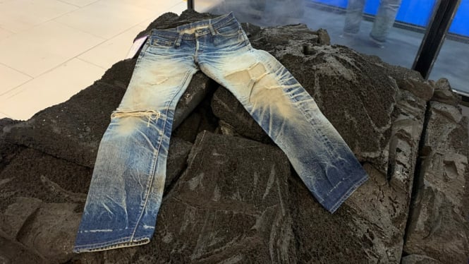 Ilustrasi denim/celana jeans.