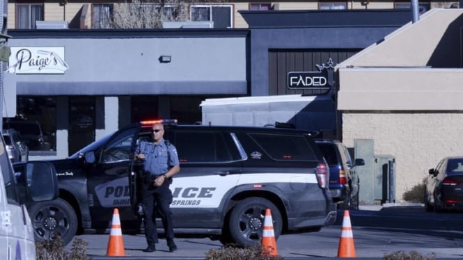 Polisi mengamankan area penembakan di Klub Malam Gay, Colorado, AS yang menewaskan 5 orang.