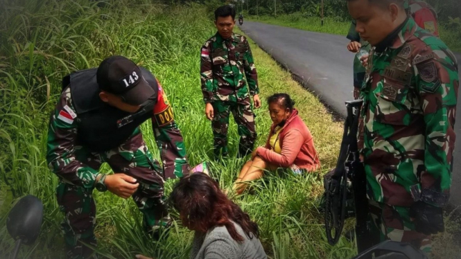 VIVA Militer: Dokter Satgas Yonif 143/Tri Wira Eka Jaya obati korban.
