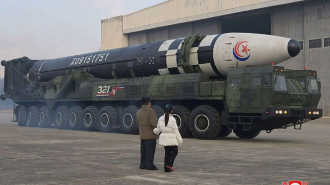 Potret Kim Jong Un membawa anak perempuannya di uji coba rudal