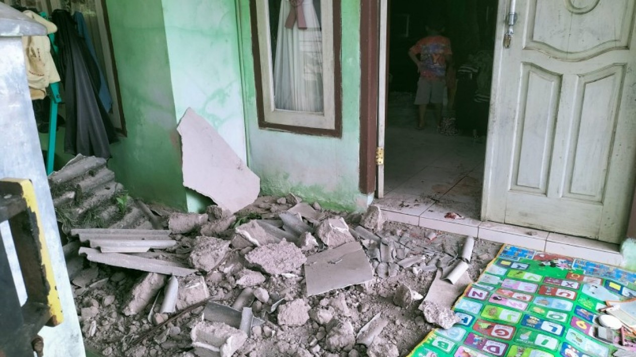 Foto Guncangan Gempa Hingga Bogor, Rumah-rumah Rusak Dan Retak