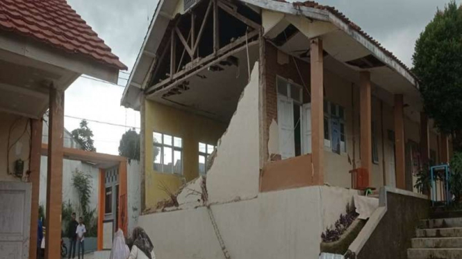 Bangunan roboh akibat gempa Cianjur