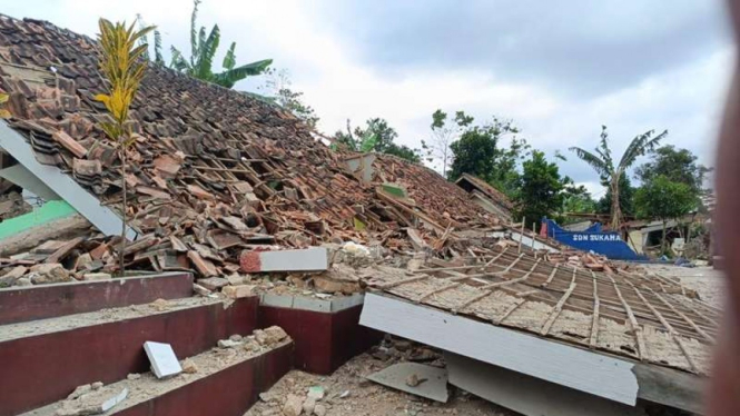 Bangunan roboh akibat gempa Cianjur