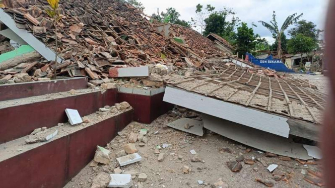 Rumah warga rusak akibat gempa yang melanda Cianjur.