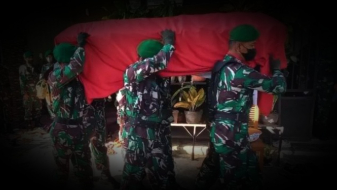 VIVA Militer: Prosesi pemakaman militer Prajurit TNI.