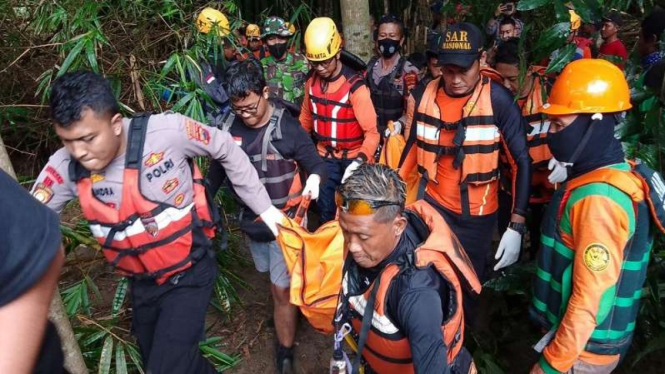 Tim SAR mengevakuasi jasad seorang kakek yang terseret banjir di Sukoharjo.