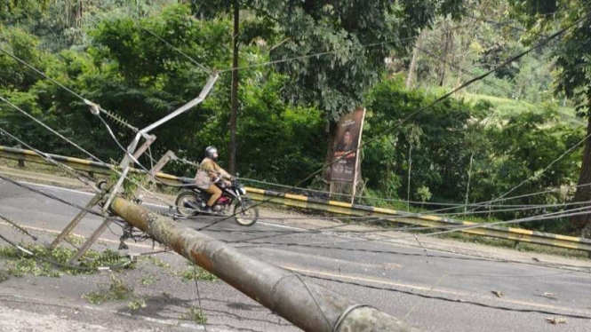 Tiang listrik PLN terdampak gempa Cianjur.