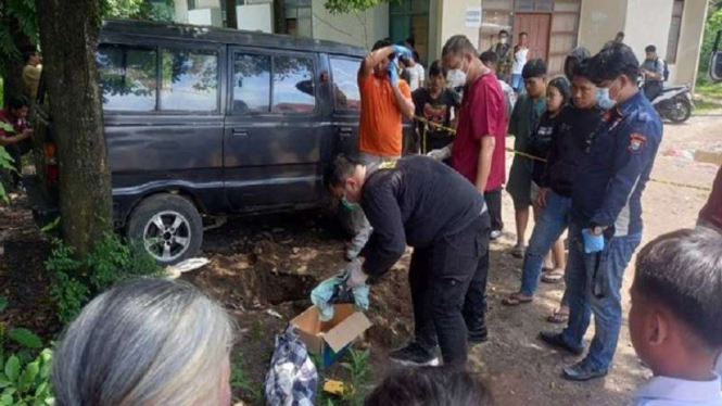 Warga Makassar temukan kuburan misterius yang berisi bayi.