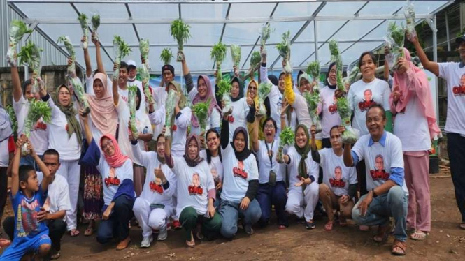 Relawan Orang Muda Ganjar (OMG) menggelar sedekah sayur