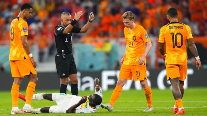 Pemain Timnas Senegal, Cheikhou Kouyate jatuh usai kemaluan kena tangan lawan