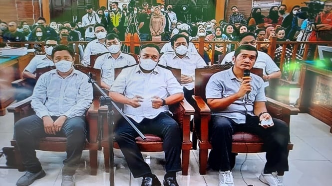 Eks Kasat Reskrim Polres Jaksel AKBP Ridwan Soplanit bersama anak buahnya
