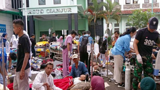 Korban terdampak gempa Cianjur di depan RSUD Cianjur