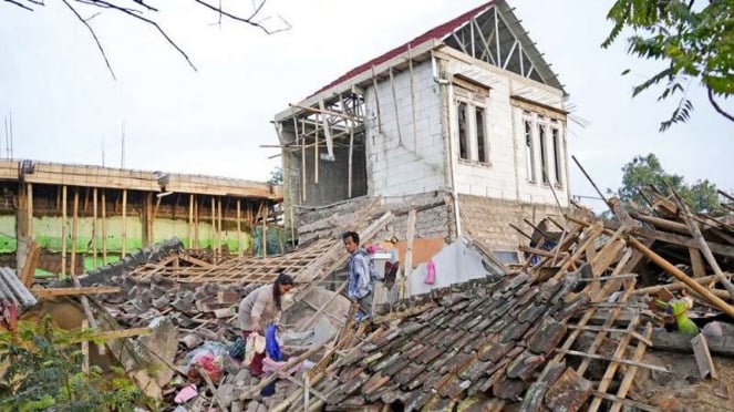 Warga di tengah reruntuhan bangunan rumah akibat gempa Cianjur