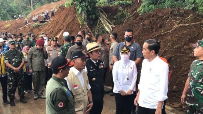 Presiden Jokowi meninjau lokasi gempa Cianjur