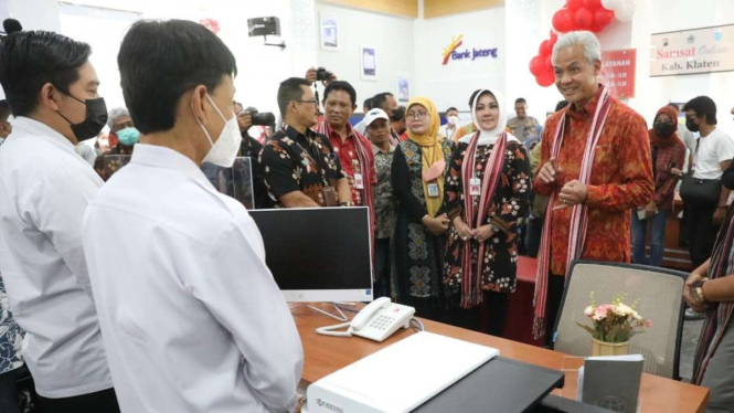 Gubernur Jawa Tengah Ganjar Pranowo berbincang-bincang dengan beberapa aparatur pemerintah, Selasa, 22 November 2022, di sela-sela membuka Mal Pelayanan Publik (MPP) baru di wilayahnya, yakni di Kabupaten Klaten.